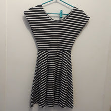Charger l'image dans la galerie, Robe noir et blanc Small
